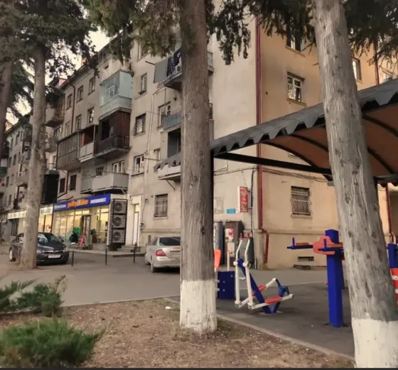 Იყიდება 2 ოთახიანი ბინას $78 000 თბილისში 46მ² 2/5 სართ Тбилиси