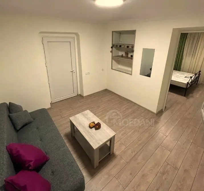 ქირავდება 2 ოთახიანი ბინა 45მ² 1/3 სართ თბილისი - photo 1