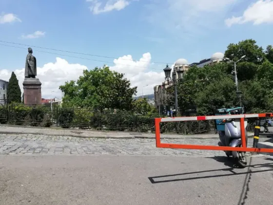 40 кв.м около метро Руставели , во дворе Макдональдса Тбилиси