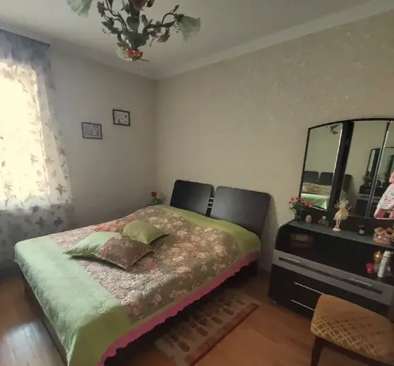 იყიდება 5 ოთახიანი ბინას 135მ² 2/4 სართ თბილისი