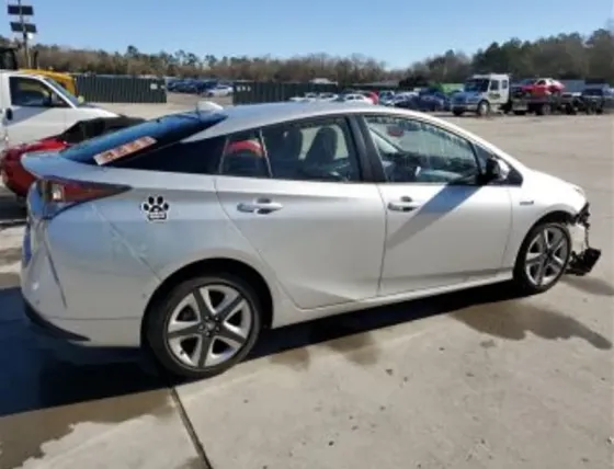 Toyota Prius 1.8L 2017 Тбилиси