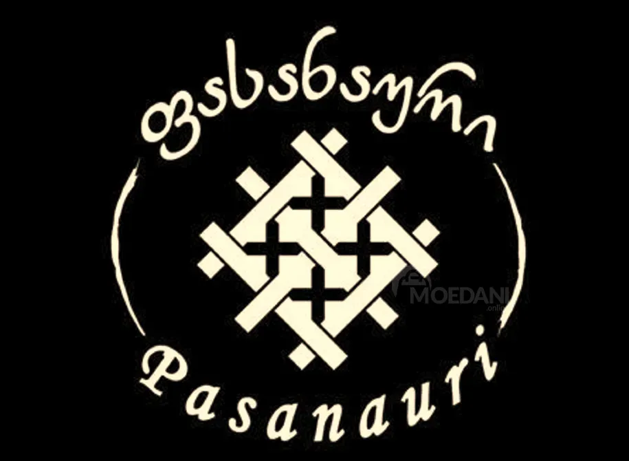 Официант в ресторане 