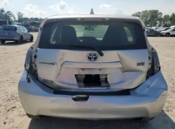 Toyota Prius C 1.5L 2016 Тбилиси