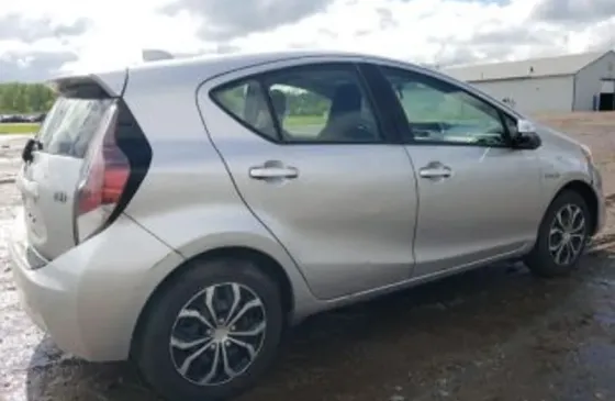 Toyota Prius 1.5L 2016 Тбилиси