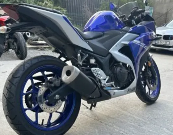 Introducing the 2017 Yamaha YZF-R25, which stands out for its style and performance. Tbilisi