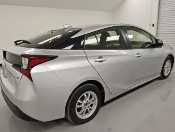 Toyota Prius 1.8L 2021 Тбилиси