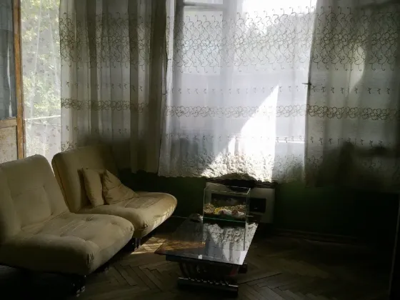 იყიდება 2 ოთახიანი ბინას 84მ² 4/5 სართ თბილისი