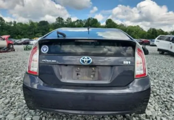 Toyota Prius 1.8L 2015 Тбилиси