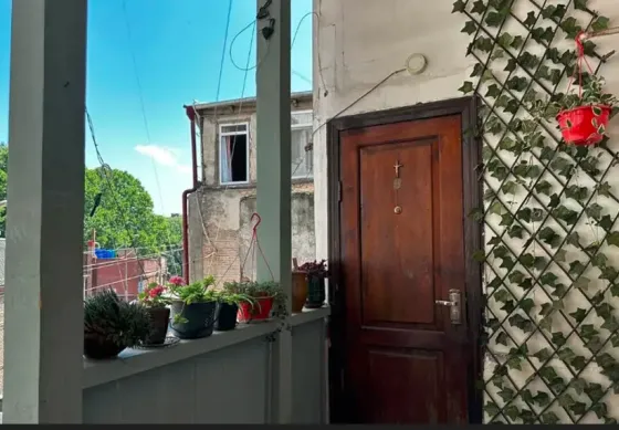 იყიდება 2 ოთახიანი ბინას 40მ² 2/3 სართ თბილისი