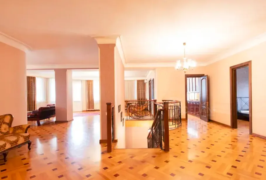 Продам 6-комн. квартиру 364м² 12/12 эт. Тбилиси - изображение 1