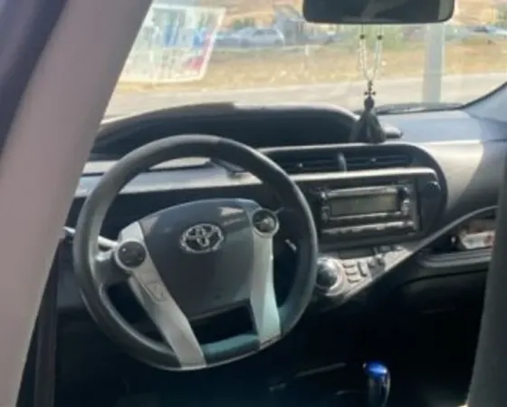 Toyota Prius C 1.5L 2014 Тбилиси