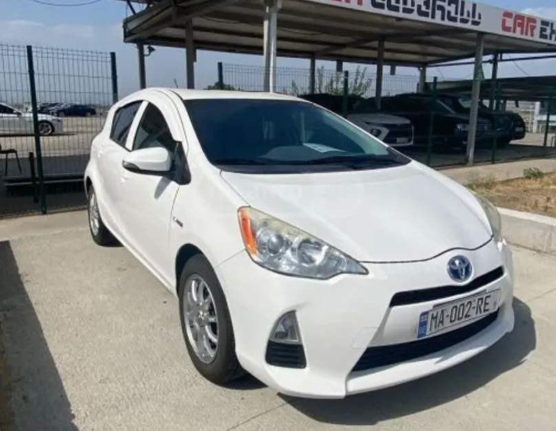 Toyota Prius C 1.5L 2014 Тбилиси - изображение 1