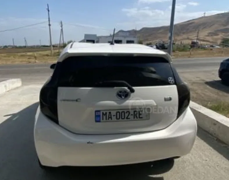 Toyota Prius C 1.5L 2014 Тбилиси - изображение 2