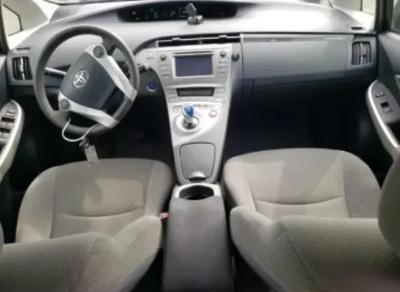 Toyota Prius 1.8L 2014 Тбилиси