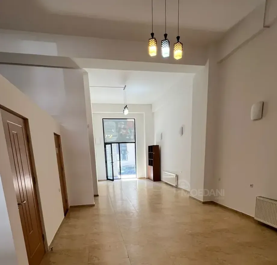 Ქირავდება უნივერსალური კომერციული ფართი საბურთალოზე თბილისი - photo 1