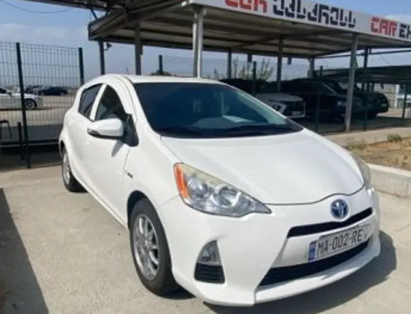 Toyota Prius C 1.5L 2014 Тбилиси - изображение 2