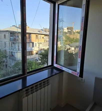 იყიდება 2 ოთახიანი ბინას 33მ² 5/6 სართ თბილისი