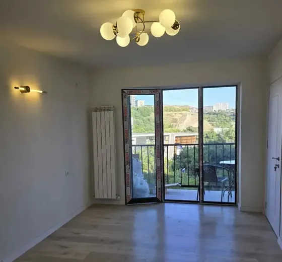 იყიდება 2 ოთახიანი ბინას 33მ² 5/6 სართ თბილისი