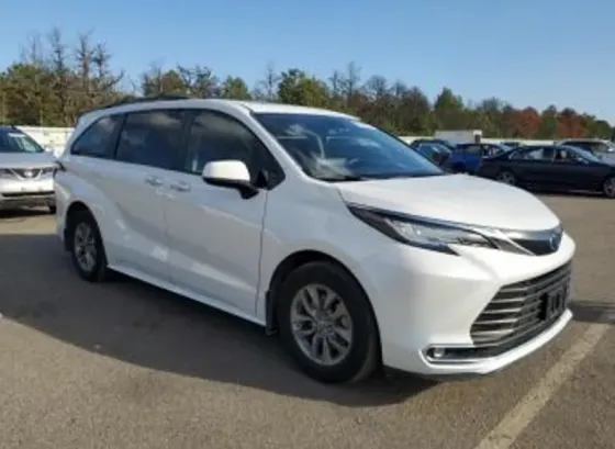 Toyota Sienna 2.5L 2024 Тбилиси