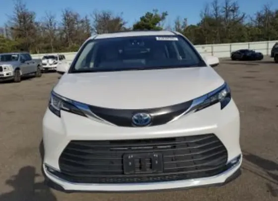 Toyota Sienna 2.5L 2024 Тбилиси