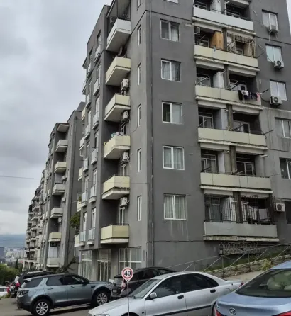 იყიდება 3 ოთახიანი ბინას 84მ² 5/7 სართ თბილისი