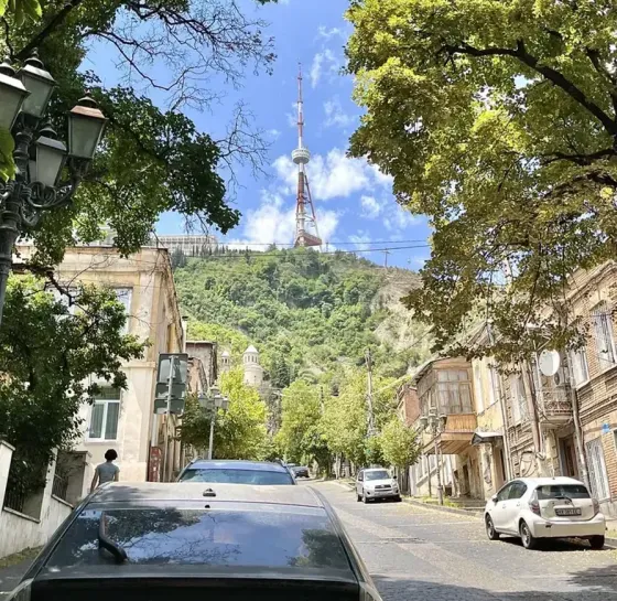 იყიდება 3 ოთახიანი ბინას 140მ² 3/3 სართ თბილისი