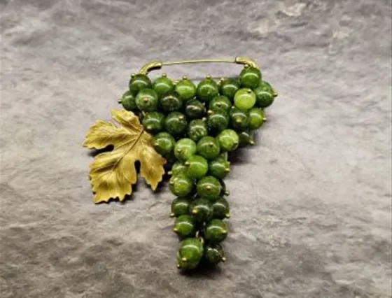 "Tsolikouri", brooch - bunch of grapes, natural green stone Tbilisi