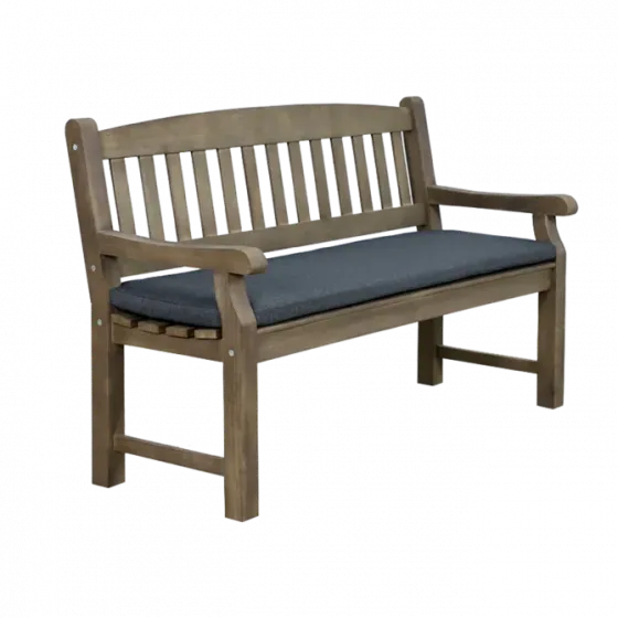 Серая деревянная скамейка Тбилиси