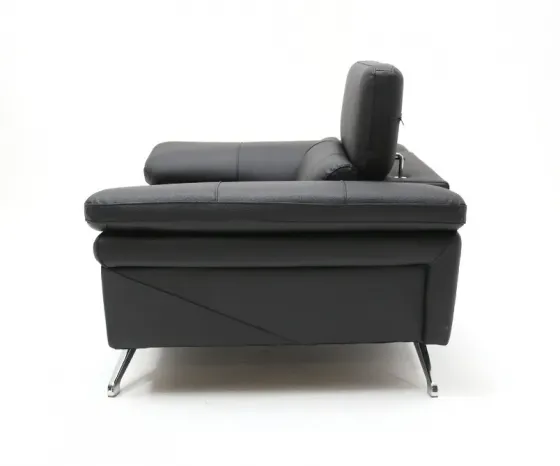 Черное кресло с обивкой из кожзаменителя Тбилиси