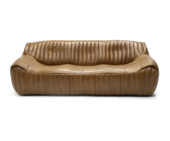 Трехместный диван с коричневой кожаной поверхностью Тбилиси