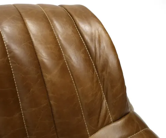 Трехместный диван с коричневой кожаной поверхностью Тбилиси