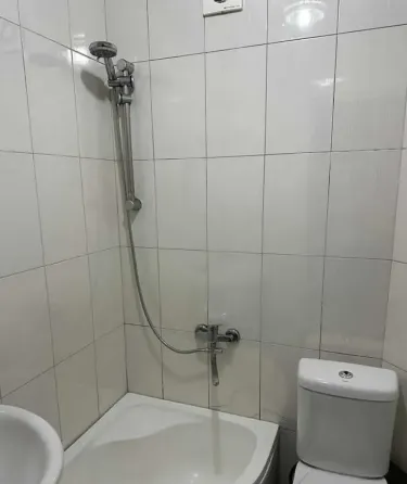 ქირავდება 2 ოთახიანი ბინა 45მ² 5/5 სართ თბილისი