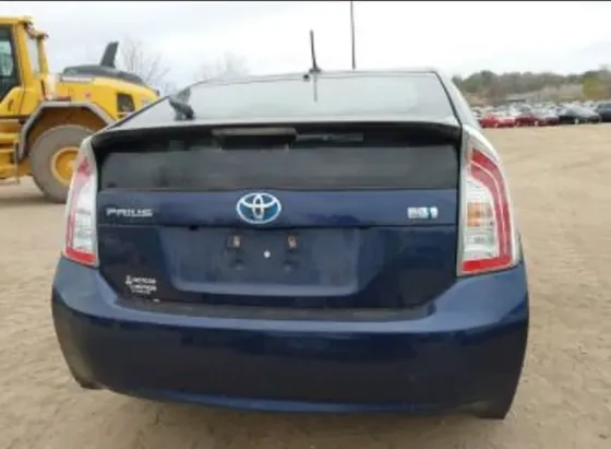 Toyota Prius 1.8L 2015 Тбилиси
