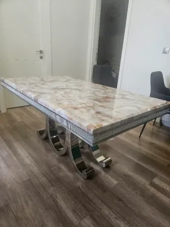 Selling a stylish 160×90 table – like new! Tbilisi
