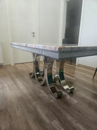 Selling a stylish 160×90 table – like new! Tbilisi