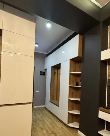 ქირავდება 2 ოთახიანი ბინა 45მ² 3/10 სართ თბილისი