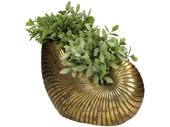 Розовая металлическая ваза Тбилиси