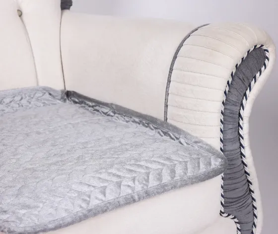 Სამეულის გადასაფარებელი წებოვანი შიდა ზედაპირით, ნაცრისფერი ფერში, წარმოადგენს თანამედროვე და პრაქტი თბილისი