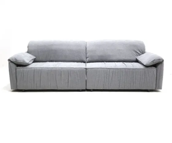 В комнате есть серый диван-кровать. Тбилиси