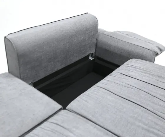 В комнате есть серый диван-кровать. Тбилиси