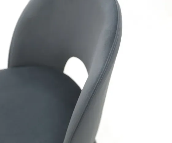 Там стоит кресло, обитое серым бархатом. Тбилиси