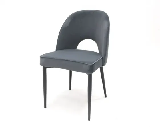 Там стоит кресло, обитое серым бархатом. Тбилиси