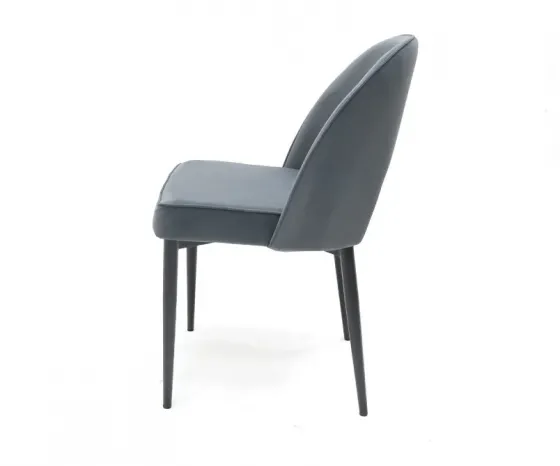 Там стоит кресло, обитое серым бархатом. Тбилиси