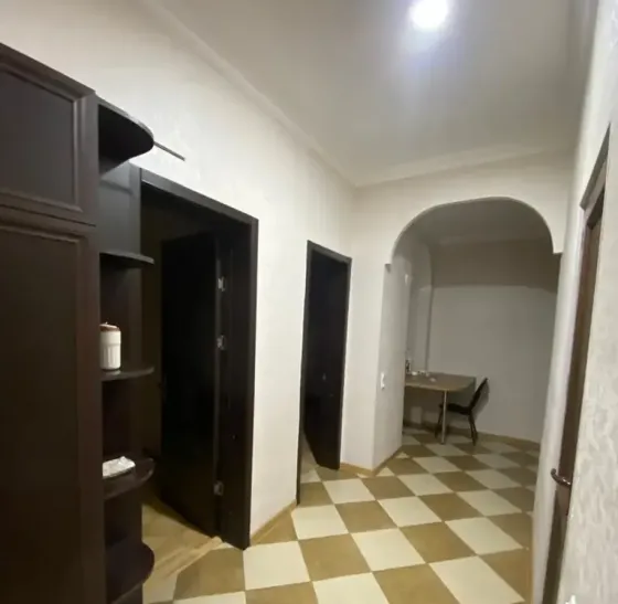 იყიდება 3 ოთახიანი ბინას 75მ² 2/4 სართ თბილისი